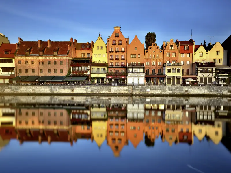 Auf unserer Studienreise durch Polen sehen wir auch die schönen Bürgerhäuser entlang der Mottlau in Danzig.