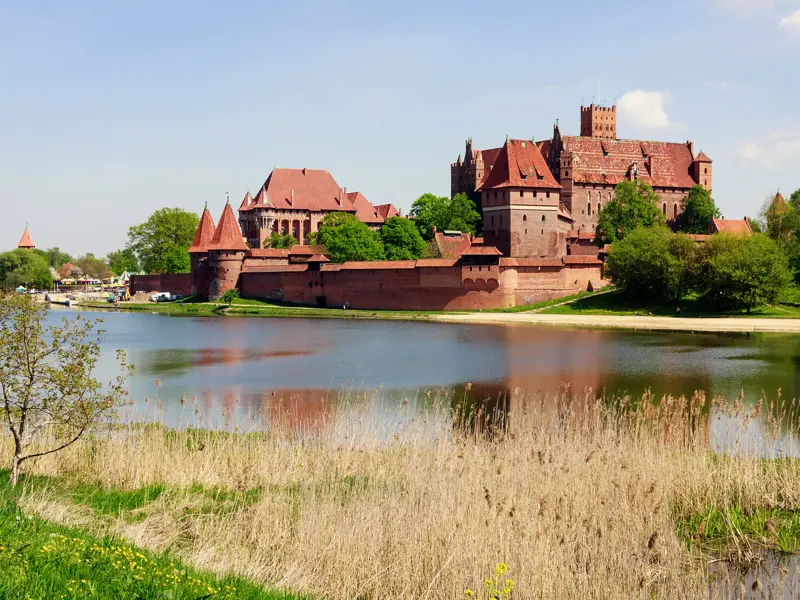 Auf unserer Studienreise durch Polen besuchen wir die majestätische Marienburg (Malbork), eine der mächtigsten Burgen des Mittelalters.