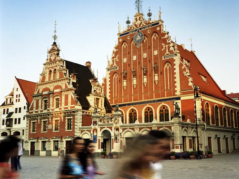 Auf dieser Studiosus-Studienreise erleben Sie alle Höhepunkte von Litauen, Lettland und Estland. Mit Ihrem Studiosus-Reiseleiter erkunden Sie auch die Altstadt von Riga mit Rathausplatz und Schwarzhäupterhaus.