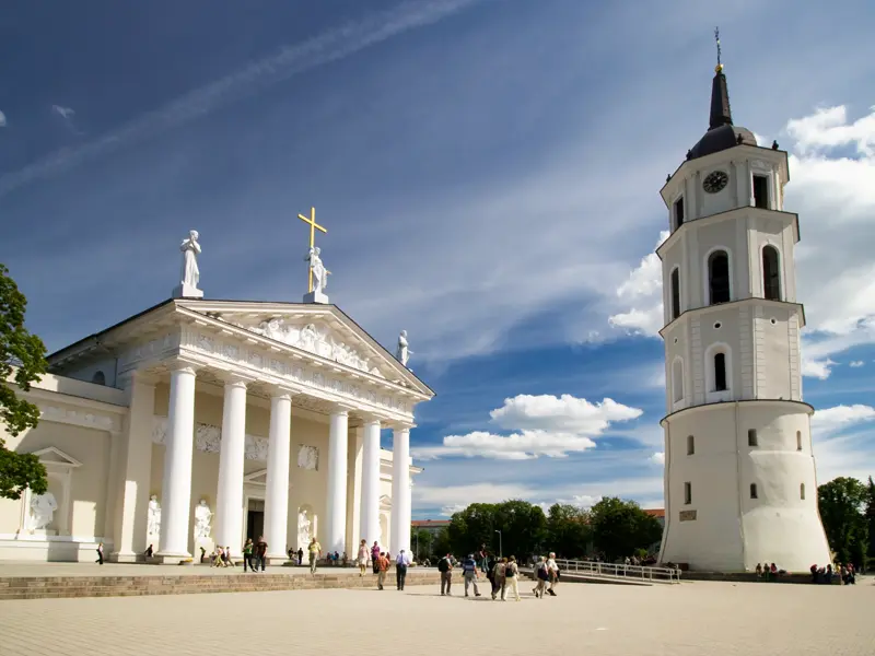 Auf unserer Studienreise Baltikum - Impressionen besuchen wir in der litauischen Hauptstadt Vilnius den Kathedralenplatz. Wie bei vielen Kirchen im Baltikum steht der Glockenturm der Kathedrale St. Stanislaus separat.