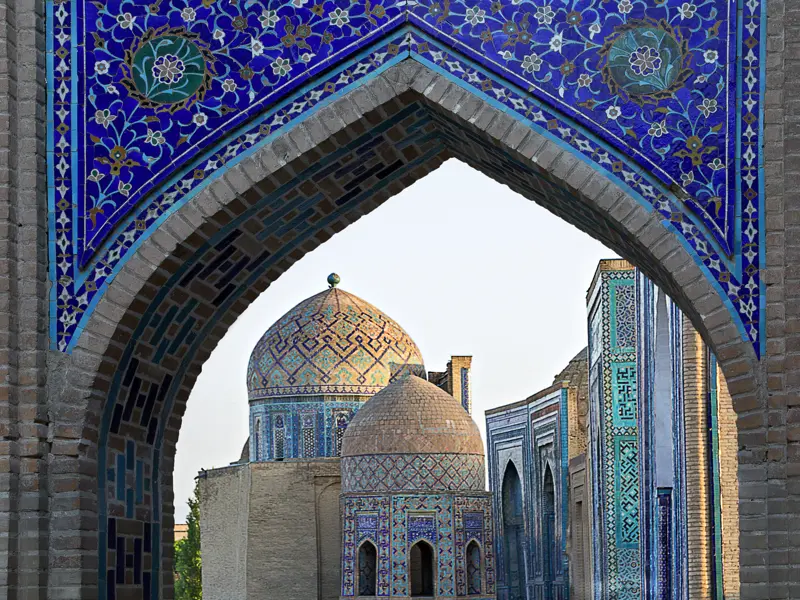 Auf Ihrer Studienreise Usbekistan - Höhepunkte führt Sie Ihre Reiseleiterin in Samarkand durch die Gräberstraße Schah-e Sinda mit ihren mit farbenprächtigen Fliesen belegten Mausoleen und Spitzbogen.