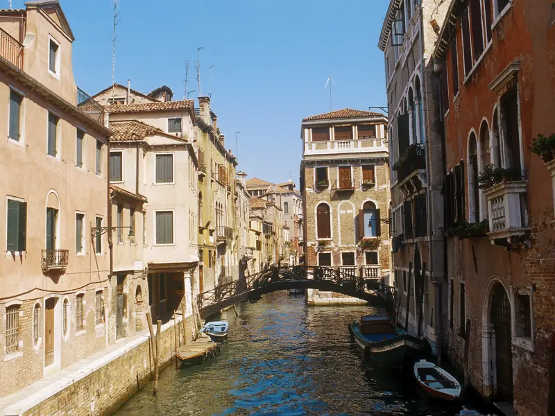 Enge Gassen und kleine Brücken über den schmalen Kanälen prägen das Stadtbild von Venedig.