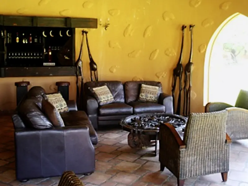 Zum Abschluss unserer Rundreise durch Namibia in kleiner Gruppe erwartet uns die Mount Etjo Safari Lodge. Authentisches Safari-Feeling
