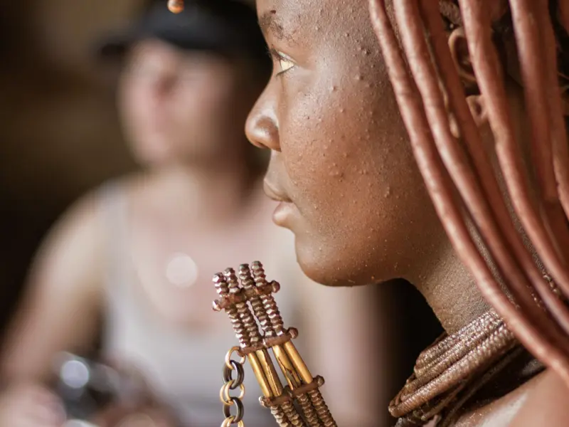 Noch heute leben viele Menschen in Namibia, wie diese Frau vom Volk der Himba, auf traditionelle Weise. Sie zeigen uns auf unserer Rundreise, was das jeweils für sie bedeuet