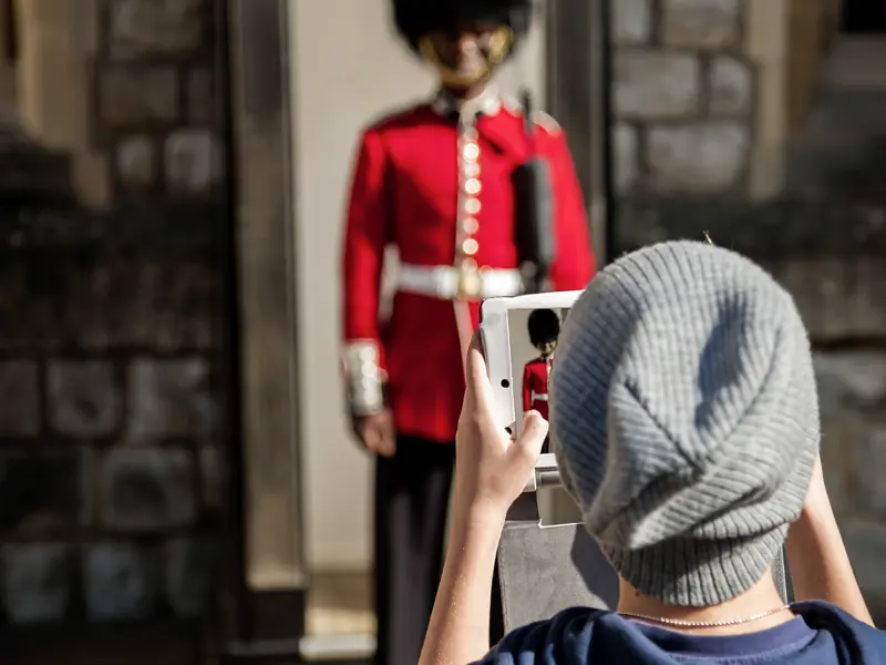 Der Buckingham Palace mit seinen fotogenen Wachen ist eines unserer Highlights auf der Rundfahrt durch London auf unserer Familien-Studienreise.