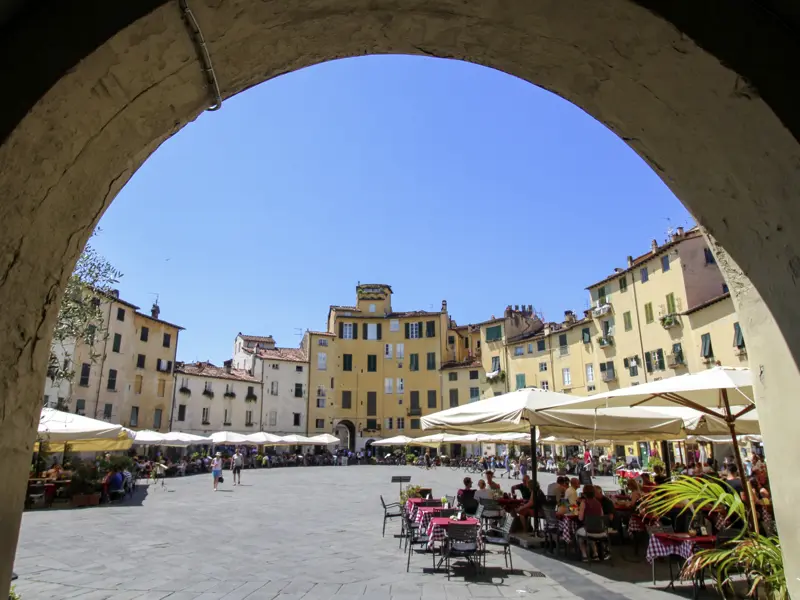 Lucca ist mit seinem breiten Stadtwall unverkennbar. Durch mittelalterliche Gassen schlendern wir auf unserer Wander-Studienreise Toskana - Wandern zwischen Pinien und Zypressen zum Dom und zur Piazza dell'Anfiteatro.