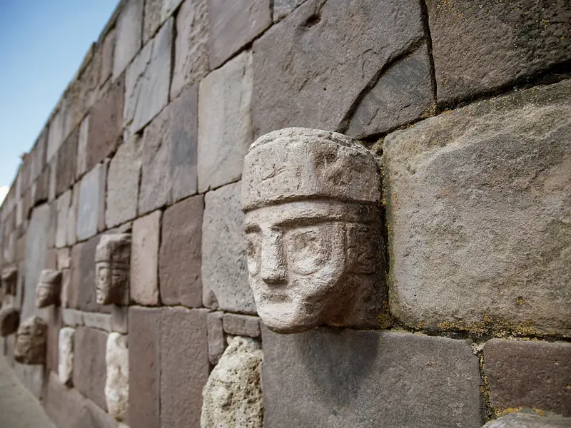 Eine Station unserer Studiosus-Reise durch Südamerika ist die Ruinenstadt Tiahuanaco in der Nähe des Titicaca-Sees in Bolivien.