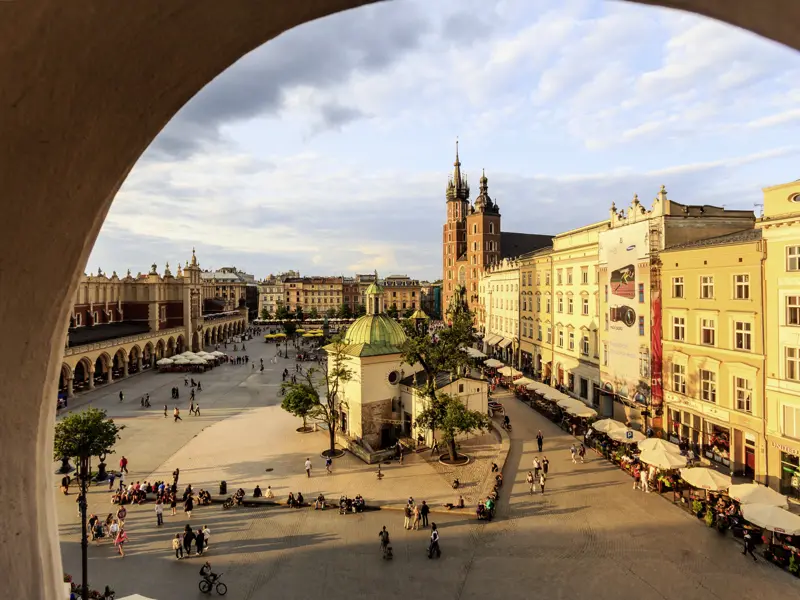 Auf unserer Rundreise durch Polen besuchen wir Krakaus Altstadt inklusive Marktplatz und Marienkirche.