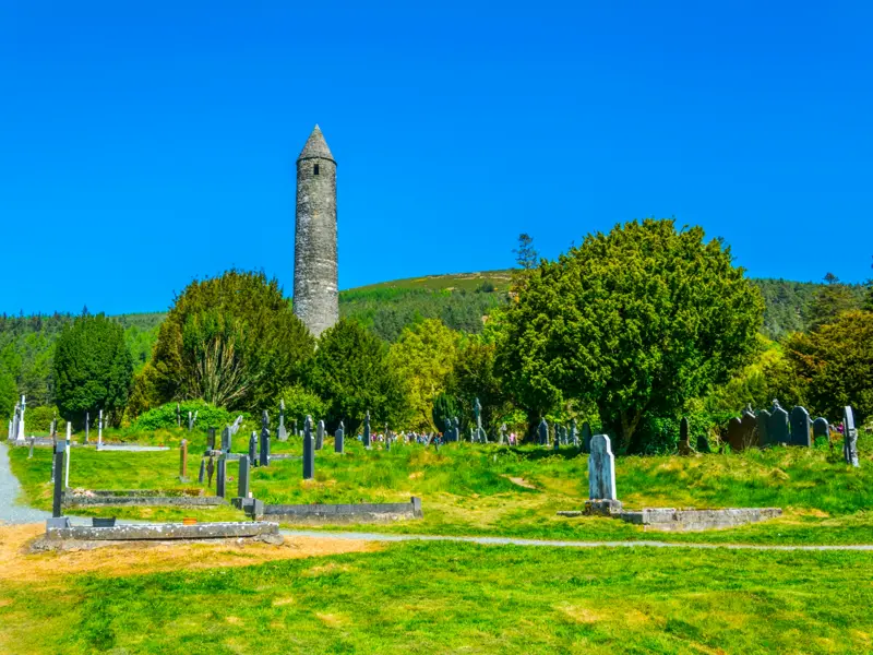 Auf unserer Städtereise nach Dublin unternehmen wir einen Ausflug ins grüne Tal von Glendalough. Hier gründete der heilige Kevin ein Kloster, dessen Rundturm noch heute weithin sichtbares Wahrzeichen ist.