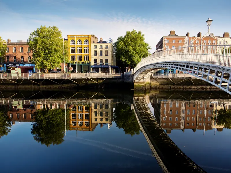 Zur Einstimmung auf unsere Städtereise nach Dublin machen wir einen Rundgang durch die Stadt - eines der Wahrzeichen der Hauptstadt ist die Half Penny Bridge über den Fluss Liffey.