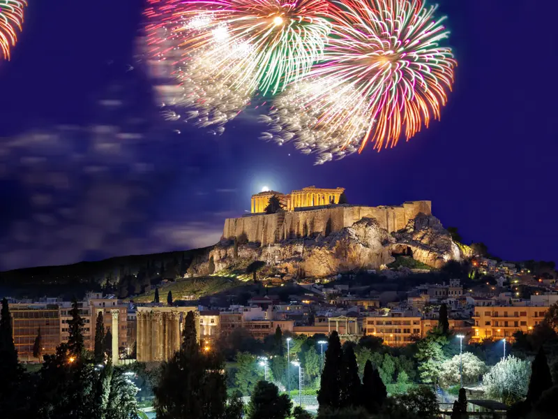 Mit Blick auf Athen und die Akropolis wird das neue Jahr begrüßt