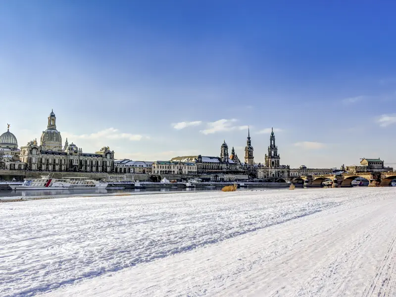 Blick auf Dresdens Silouette - der berühmte Canaletto-Blick - im Winter