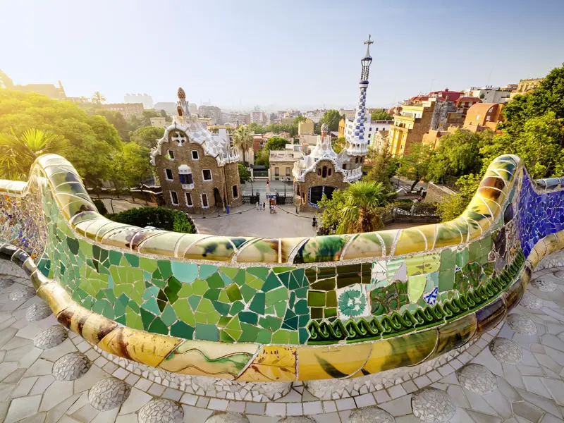 Erkunden Sie die bunten Mosaiken im Park Güell in Barcelona