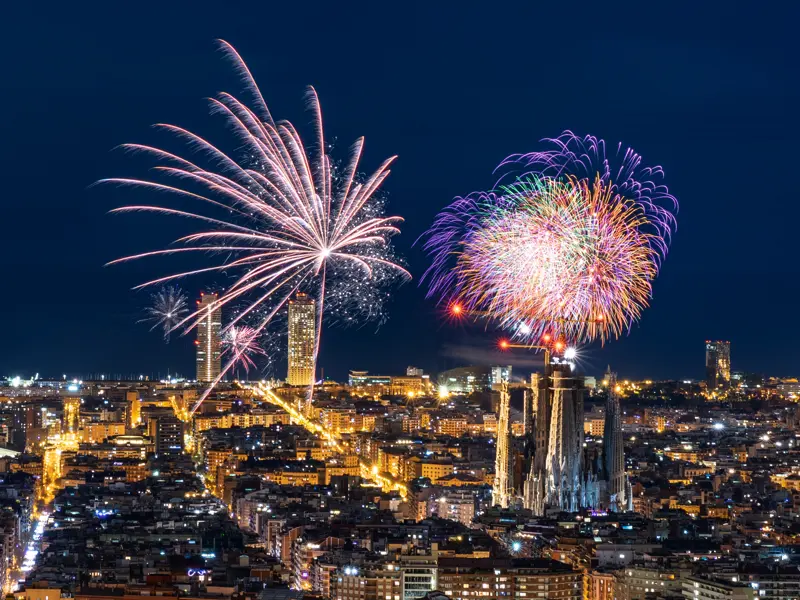 Farbenfrohes Feuerwerk zum neuen Jahr über Barcelona