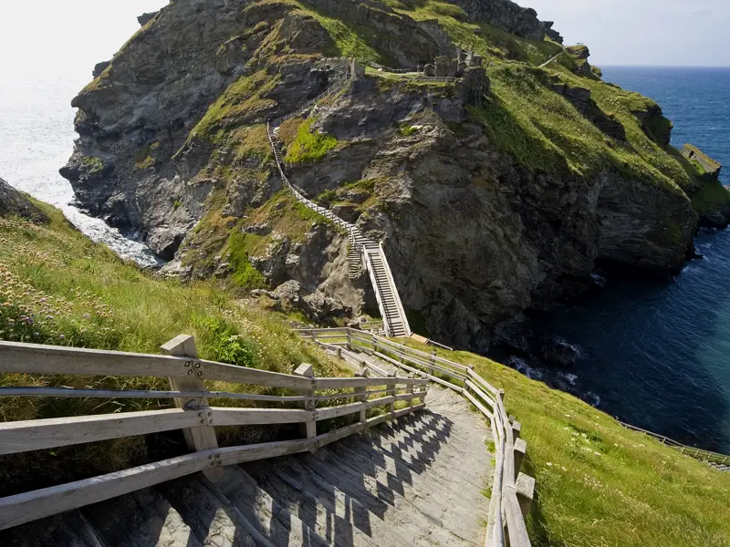 Wir erleben auf unserer smart&small-Reise Cornwall wie aus dem Bilderbuch: Über einen steilen Weg gelangen wir zur Burgruine Tintagel, die hoch über dem Meer auf einem Felsen thront.