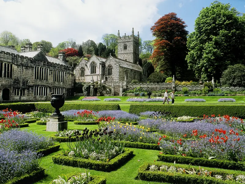 Das viktorianische Herrenhaus Lanhydrock, wohl vielen aus "Downton Abbey" bekannt, besticht durch seine wunderschönen Gärten und ist uns einen Besuch während unserer Rundreise durch Cornwall wert.