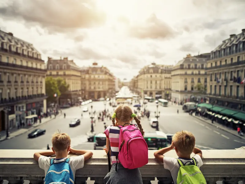 Auf der Studiosus family Reise nach Paris bleibt viel Zeit, um das Leben auf den großen Plätzen und den breiten Boulevards zu beobachten.