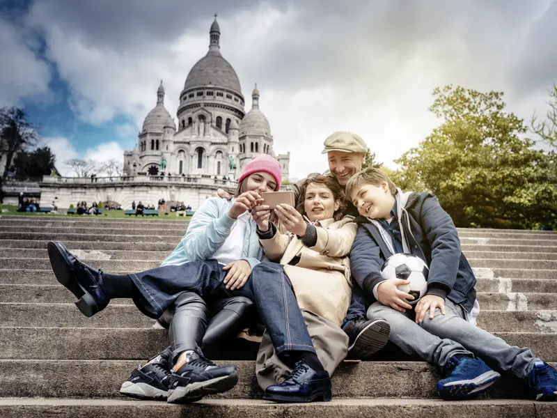 Im Rahmen unserer Studiosus family Reise organisiert die Reiseleitung eine spannende Stadtrallye durch das Künstlerviertel Montmartre. Und wir genießen den berühmten Ausblick von den Stufen der Kirche Sacre Coeur über Paris.