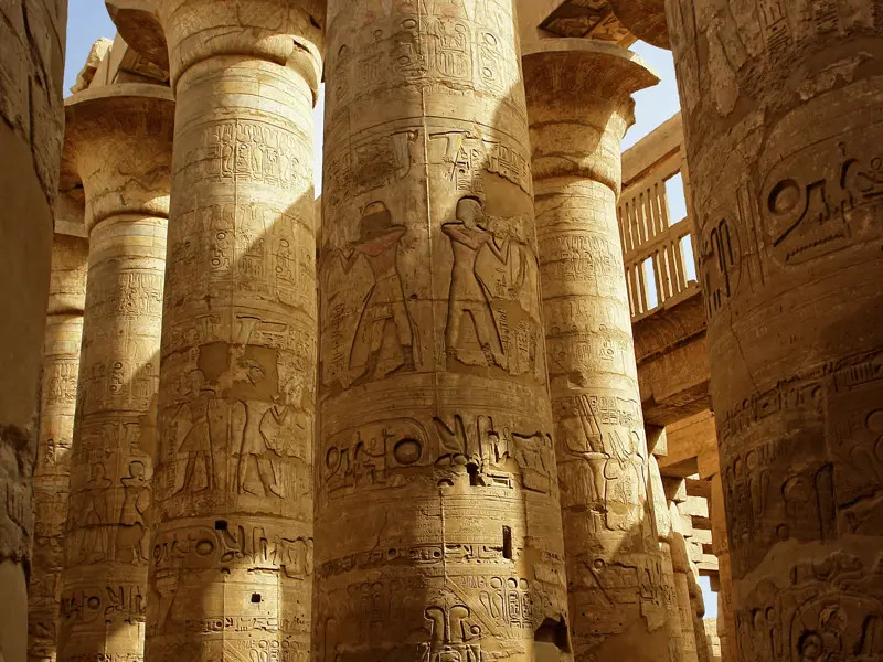 In der Tempelstadt Karnak öffnet Ihnen Ihr Reiseleiter auf unserer Kreuzfahrt-Studienreise durch Ägypten Spalt für Spalt das Tor zur Pharaonenwelt. Hier regierte Götterkönig Amun. Wir lassen Obelisken, Statuen, in Stein gemeißelte Verse und einen Wald aus 134 riesigen Säulen auf uns wirken.