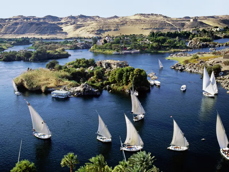 Auf unserer 14-tägigen Kreuzfahrt-Studienreise Ägypten - Nassersee, Nil und Kairo segeln wir auf einer traditionellen Feluke, flankiert von Assuans "Skyline".