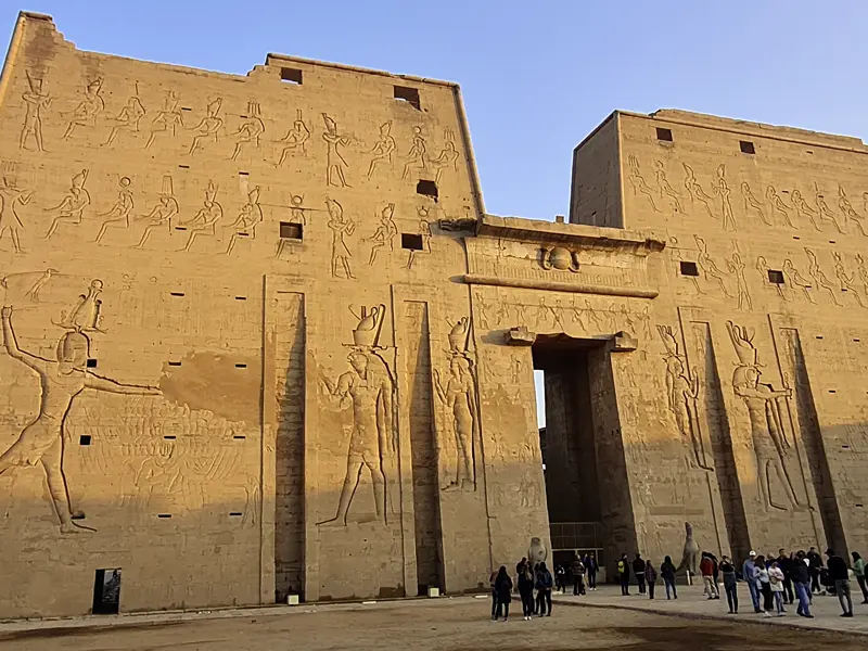 Während unserer Kreuzfahrt-Studienreise durch Ägypten kommen wir auch zum Horus-Tempel von Edfu.