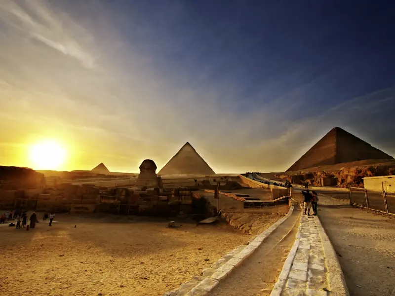 Zu unserer Reise nach Ägypten gehört der Besuch des Sphinx, der  Chefren- und der Cheopspyramide. Die untergehende Sonne taucht Landschaft und Bauten in ein eindrucksvolles Licht.