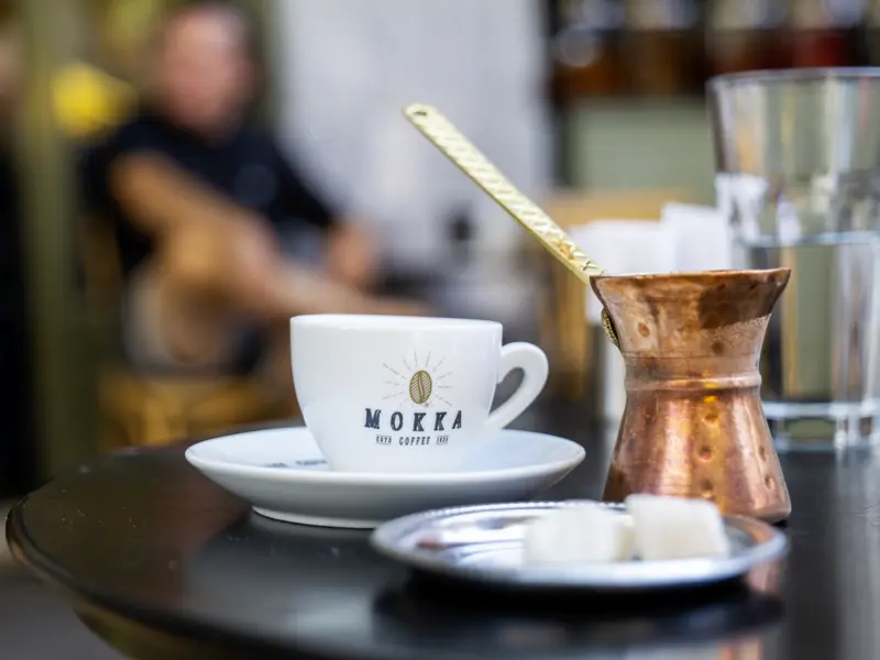 Zwischendurch bleibt Zeit für einen griechischen Mokka in einem der zahlreichen Straßencafés in Athen