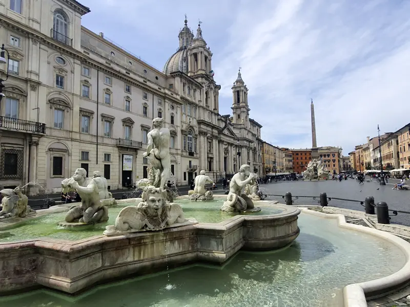 Ein Höhepunkt barocker Architektur und eine der großen städtischen Bühnen Roms: die Piazza Navona - selbstverständlich auch ein Ziel auf unserer CityLights-Städtereise mit Studiosus.