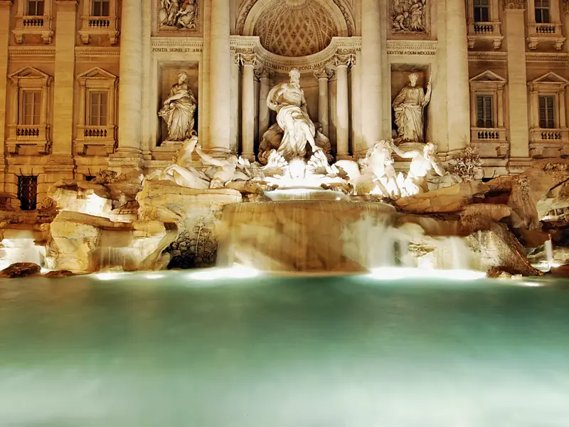 Auf unserer siebentägigen Städtereise nach Rom kommen wir bei einem Spaziergang unter anderem am Trevi-Brunnen vorbei, einem der berühmtesten Brunnen der Welt.