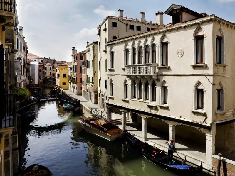 Auf Ihrer Städtereise nach Venedig wohnen Sie im eleganten Hotel UNA Maison Venezia, unweit der Ca' d'Oro und in der Nähe der Rialtobrücke.
