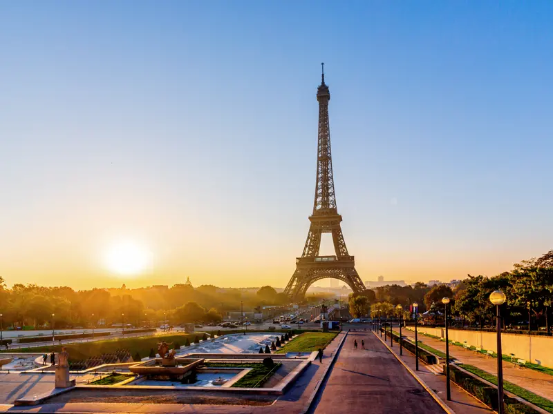 Natürlich sollten Sie auf Ihrer sechstägigen CityLights-Städtereise auch dem Wahrzeichen von Paris, dem 324 Meter hohen Eiffelturm, einen Besuch abstatten.