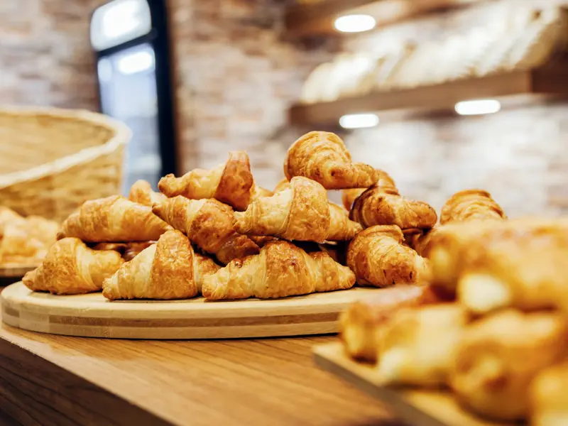 Beginnen Sie die Tage in Paris mit köstlich duftenden Croissants frisch vom Bäcker! In den Hotels auf Ihrer CityLights-Städtereise werden sie Ihnen zum Frühstück serviert.