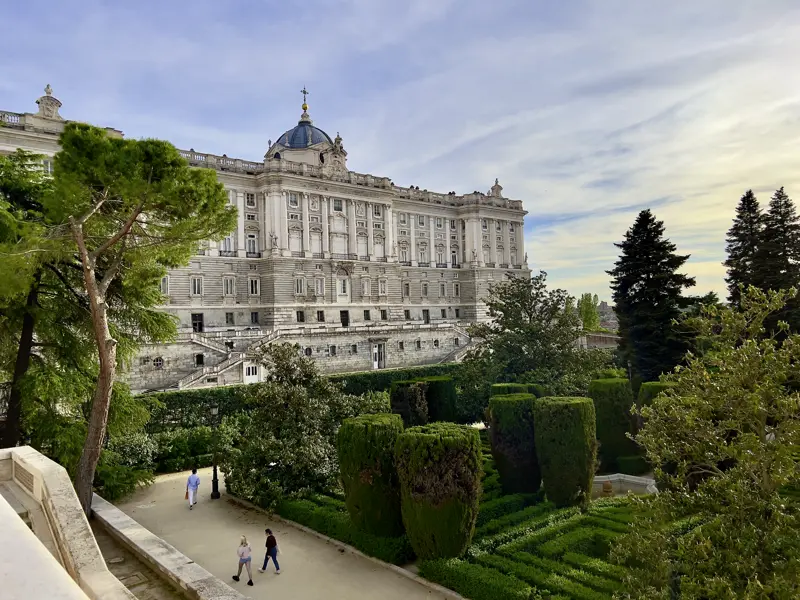 Auf unserer CityLights-Städtereise nach Madrid spazieren wir auch am Königspalast vorbei.