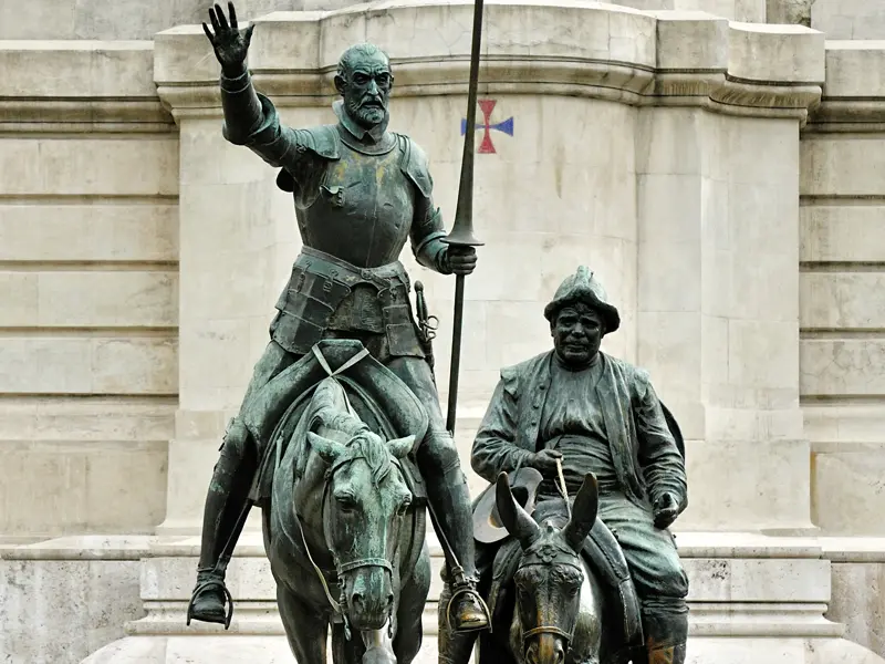 Auf der fünftägigen CityLights-Städtereise nach Madrid lernen Sie in kleiner Gruppe mit Studiosus-Reiseleitung die Schätze der Stadt näher kennen. Auf der Plaza de España im Herzen Madrids reiten uns Don Quijote und Sancho Panza entgegen.