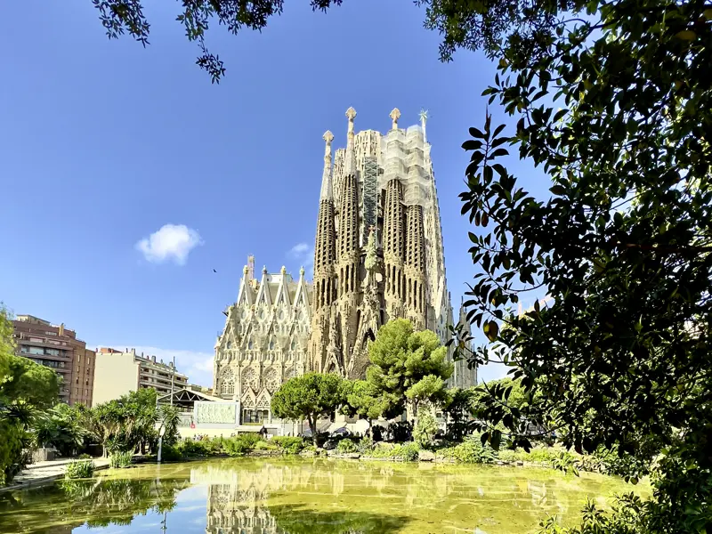 Auf unserer CityLights-Städtereise nach Barcelona widmen wir einen ganzen Tag der genialen Architektur von Antoni Gaudí - und als Höhepunkt des Tages zeigt Ihnen Ihre Studiosus-Reiseleitung die (noch) unvollendete Schönheit La Sagrada Família.