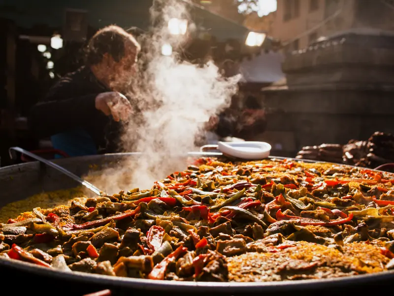 Im Dorf El Palmar wurde der kulinarische Exportschlager der 
Region erfunden: die Paella! In einem Restaurant gönnen wir uns auf unserer CityLights-Städtereise nach Valencia ein wahres Food-Highlight.