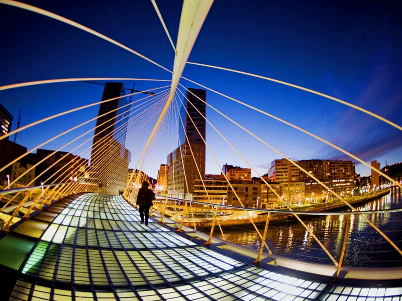 Auf unserer Städtereise CityLights Bilbao erleben Sie in kleiner Gruppe mit Studiosus-Reiseleitung die Höhepunkte der Stadt, u.a. die Zubizuri-Brücke von Stararchitekt Santiago Calatrava über den Fluss Nervión.