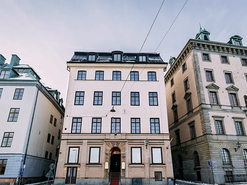 Das Hotel dieser CityLights-Städtereise mit Studiosus nach Stockholm liegt in der Altstadt Gamla Stan, unmittelbar am Hafen.