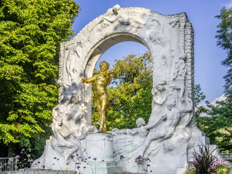 Eines der berühmtesten und meistfotografierten Wahrzeichen Wiens ist das vergoldete Denkmal zu Ehren des Walzerkönigs Johann Strauß, welches auf unserer CityLights-Städtereise im Wiener Stadtpark auf unseren Besuch wartet.