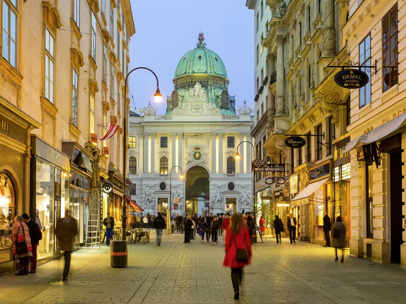 Entdecken Sie auf dieser CityLights-Städtereise die österreichische Hauptstadt Wien. Die vornehme Einkaufsmeile Kohlmarkt führt direkt zur Hofburg.