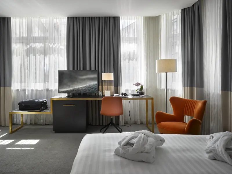 Elegant und modern sind die Zimmer des Hotels K+K Fenix in Prag gestaltet. Nahe dem Wenzelsplatz gelegen, ist es ein idealer Ausgangspunkt für die Besichtigungen auf Ihrer CityLights-Städtereise in die Goldene Stadt.