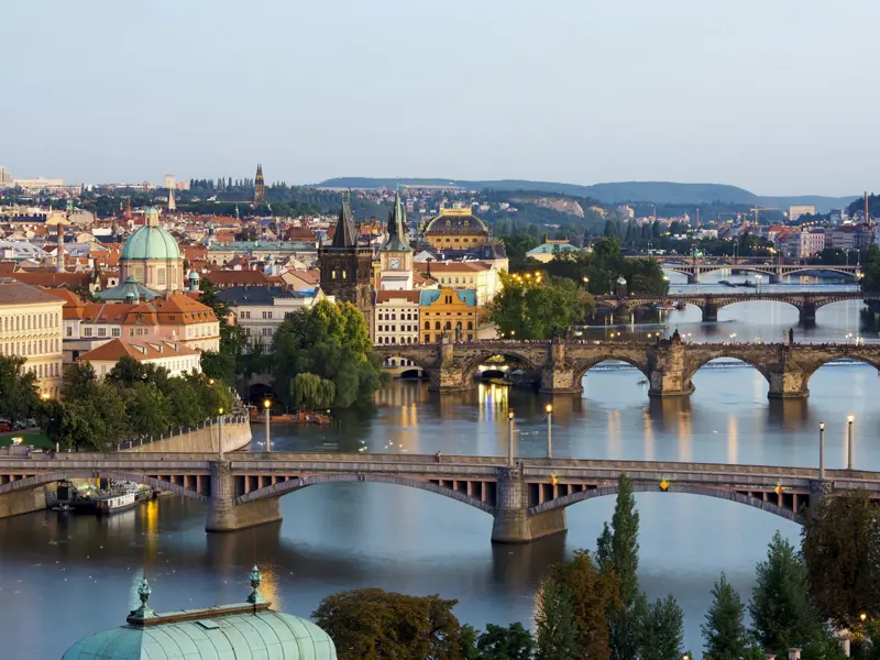 Brücken und Türme bestimmen das Stadtbild Prags. Auf unserer CityLights-Reise überqueren wir die Moldau auf der Karlsbrücke, wo die Madonnen und Heiligenfiguren von ihren steinernen Sockeln auf uns herabblicken.