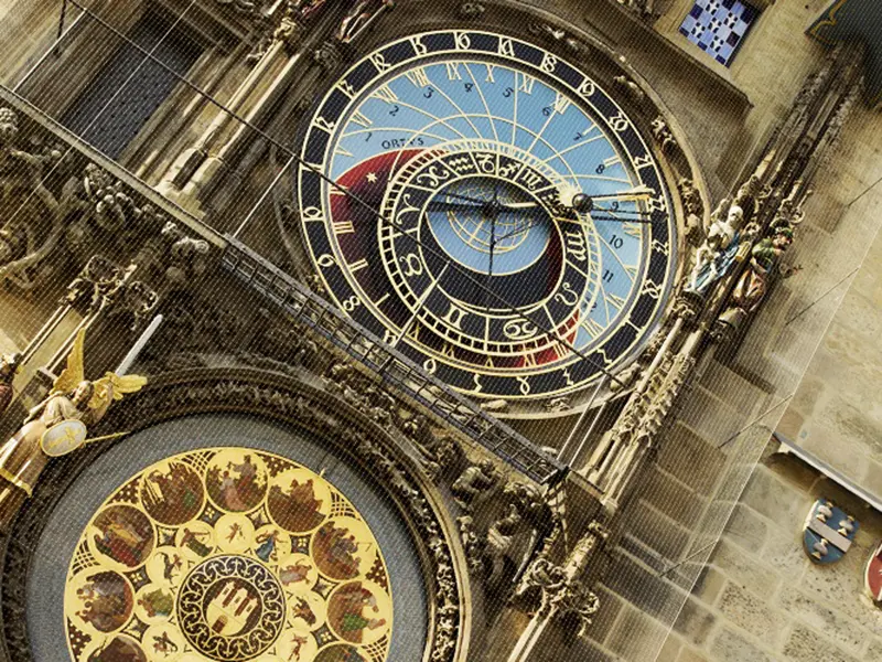 Die Astronomische Uhr am Altstädter Rathaus ist eine der Hauptsehenswürdigkeiten Prags. Ihr Bau wurde 1410 begonnen und im Laufe der Zeit erweitert. Ihre Studiosus-Reiseleitung zeigt und erklärt Ihnen die Uhr während unseres Stadtrundgangs.