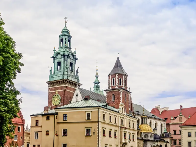 Auf unserer Citylights-Städtereise Krakau blicken wir vom Schlossberg Wawel aus auf die Stadt und die Weichsel. Hier im Blick de Wawel-Kathedrale mit ihren beeindruckenden Türmen.