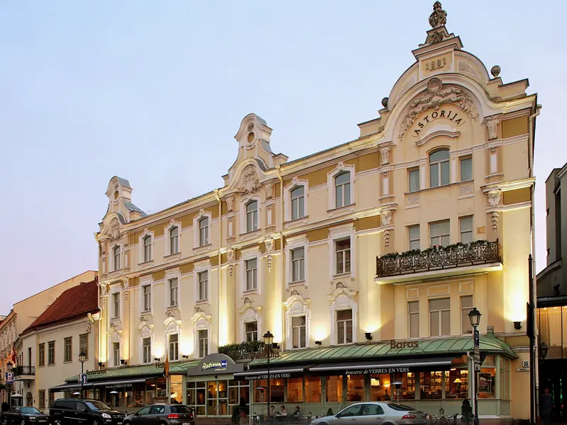 Das Hotel Radisson Blu Astorija in Vilnius, Litauen: Das elegante Jugendstilhaus liegt mitten in der historischen Altstadt, direkt gegenüber dem Rathaus - ideal für eigene Erkundungen in Litauens Hauptstadt!