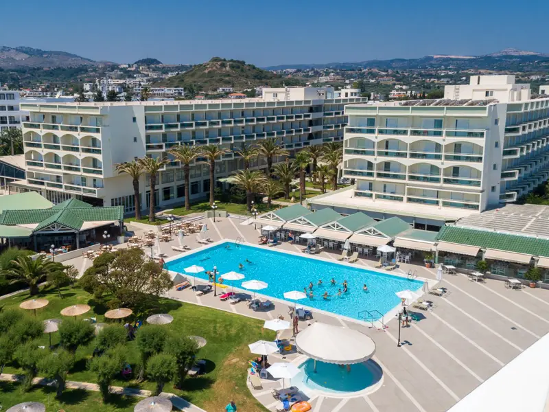 Zum Entspannen und zur Freizeitgestaltung stehen im Hotel Apollo ein großer Swimmingpool, eine Liegewiese mit Liegen und Sonnenschirmen zur Verfügung