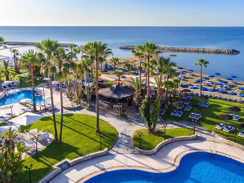 Das beliebte Badehotel Lordos Beach liegt in der Bucht von Larnaca direkt an einem Sandstrand. Zur Erholung steht ein großer Swimmingpool mit Sonnenterrasse zur Verfügung.