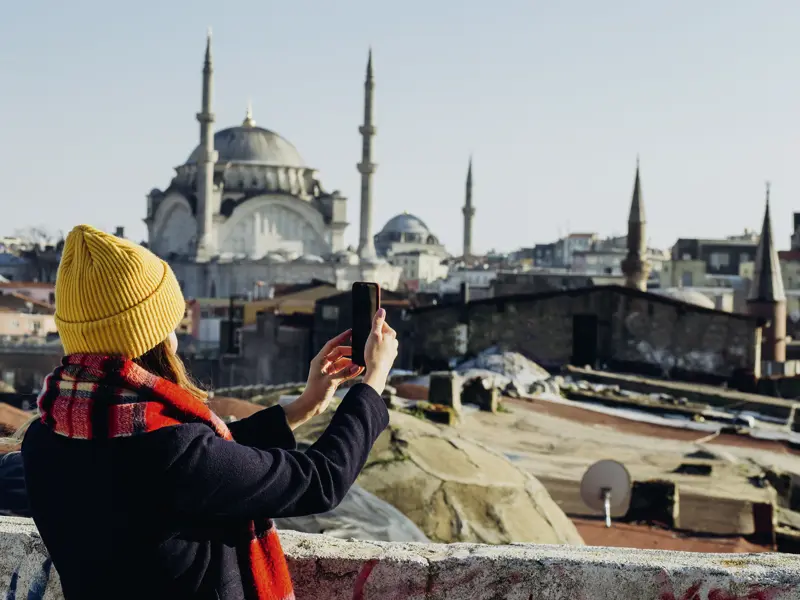 Die Skyline von Istanbul: Kuppeln, Minarette, Türmchen - immer wieder und zu jeder Jahreszeit beeindruckend, auch zum Jahreswechsel, wenn wir mit unserer me&more-Reise fürSingles und Alleinreisende die Stadt besuchen.