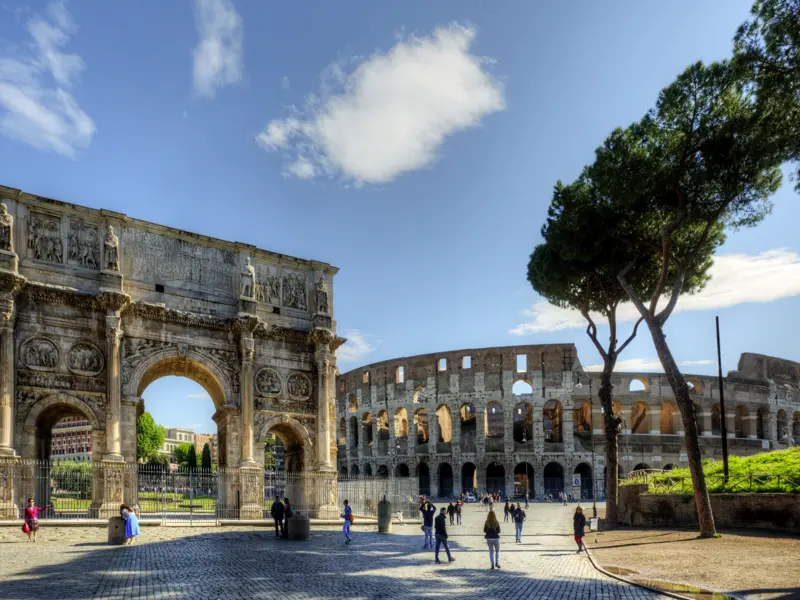Der Konstantinsbogen und das Kolosseum dürfen auf unserem Stadtrundgang durch Rom nicht fehlen!