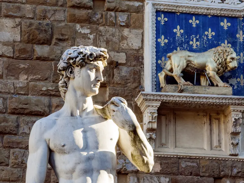 Der "David" von Michelangelo! Renaissanceskulptur und Inbegriff jugendlicher männlicher Schönheit vor dem Rathaus von Florenz -  eins unserer Ziele in der Stadt am Arno.